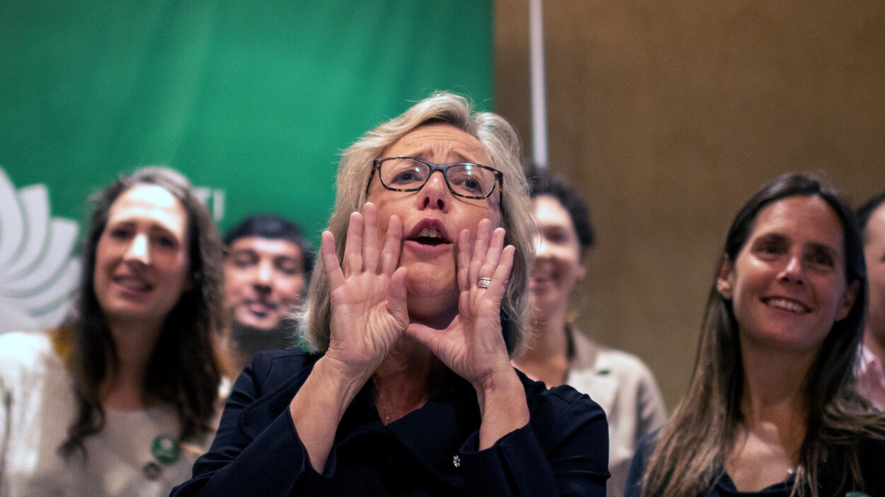 Elizabeth May crie quelque chose à ses partisans.