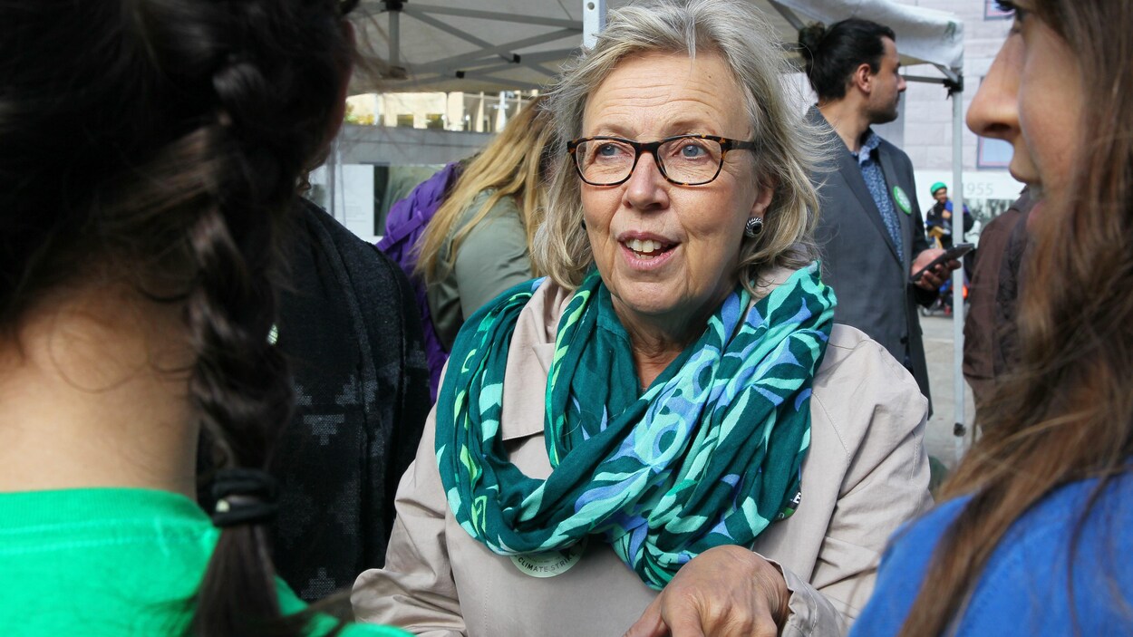 Elizabeth May discute avec deux femmes.
