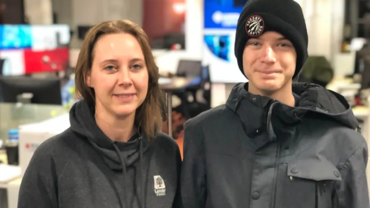 Elizabeth Peloza à gauche, et son fils, à droite, qui porte un bonnet des Raptors.