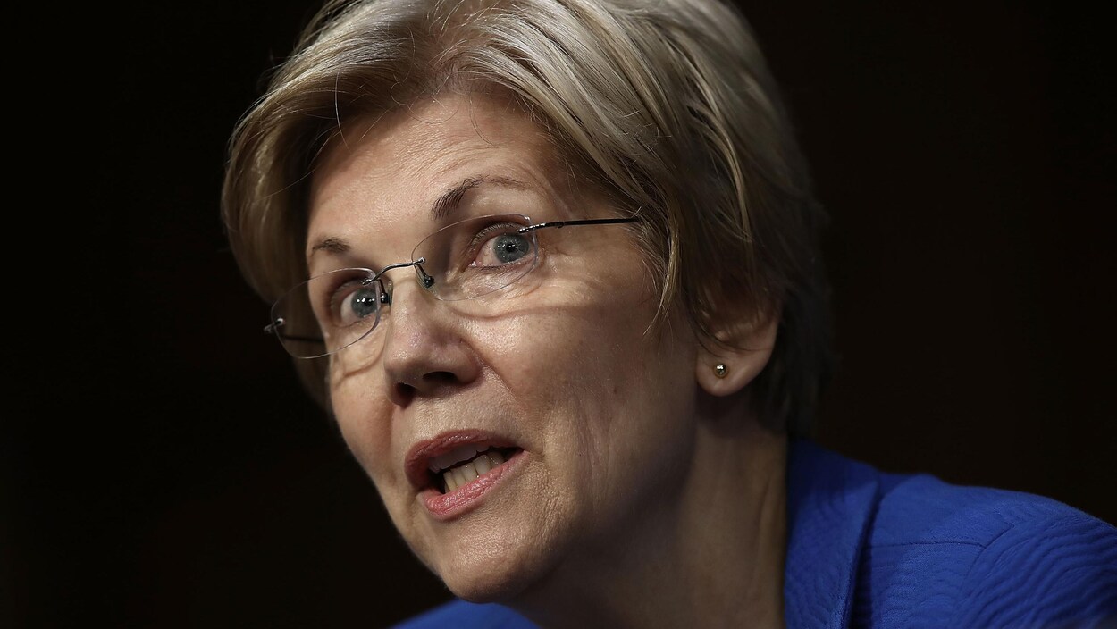 Elizabeth Warren, avec des lunettes, prenant la parole.