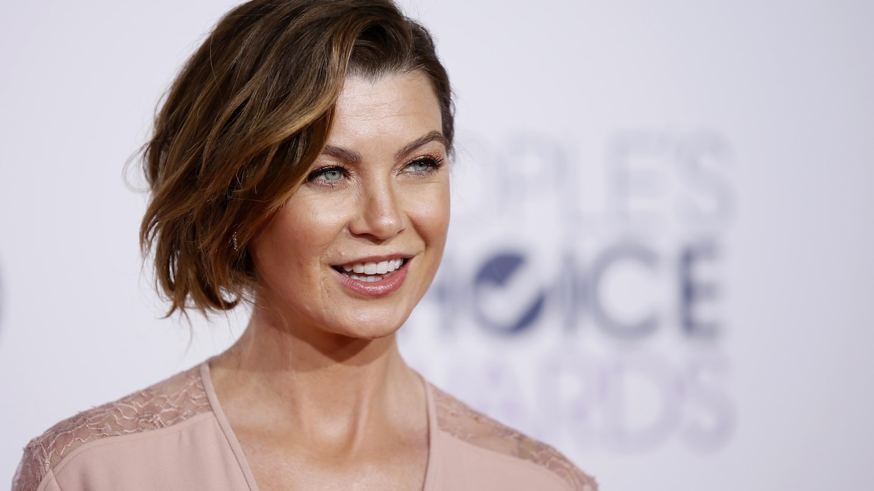 L'actrice Ellen Pompeo sourit aux photographes sur le tapis rouge des People's Choices Awards, en 2015.