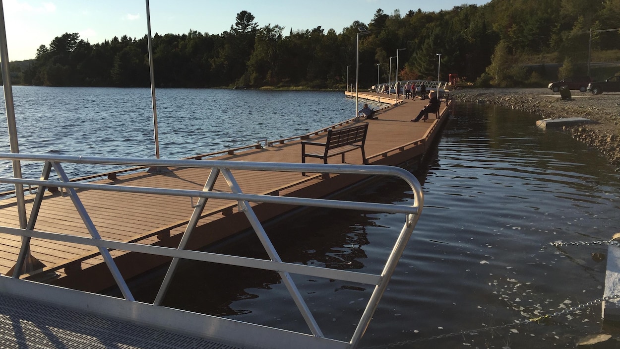 Un long quai au bord de l'eau.