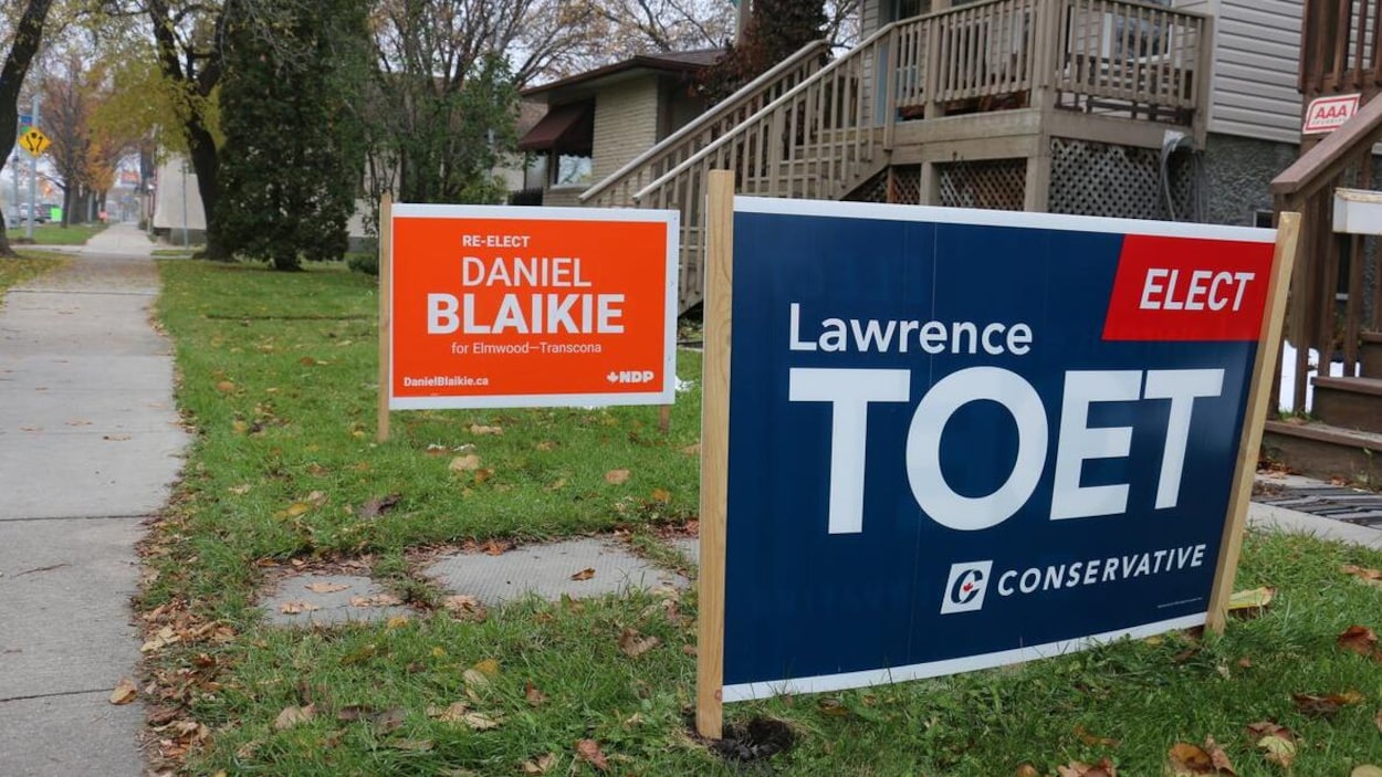 Deux pancartes électorales sur les terrains de deux voisins : celle du libéral Daniel Blaikie et celle du conservateur Lawrence Toet.