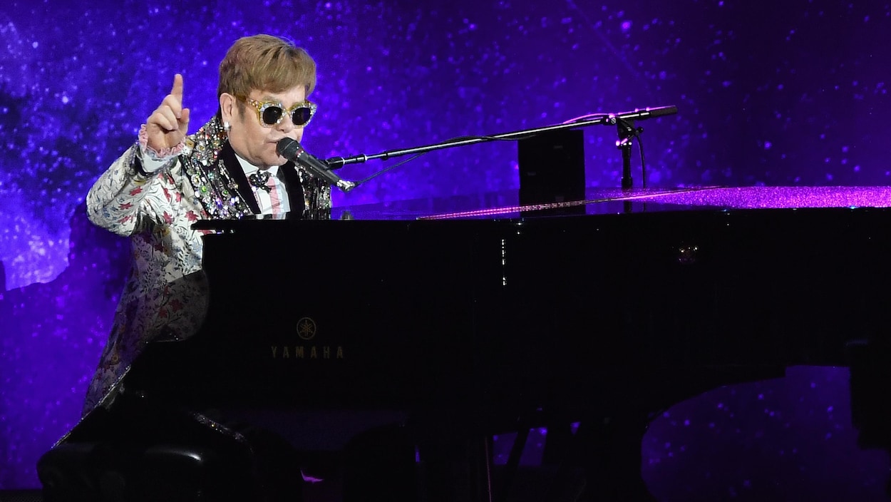 Elton John interprète une chanson et joue du piano avant d'annoncer sa tournée d'adieu.