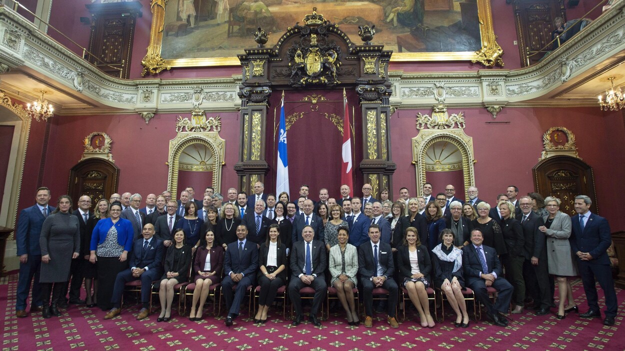 Toute l'équipe de 75 députés sur trois rangées.