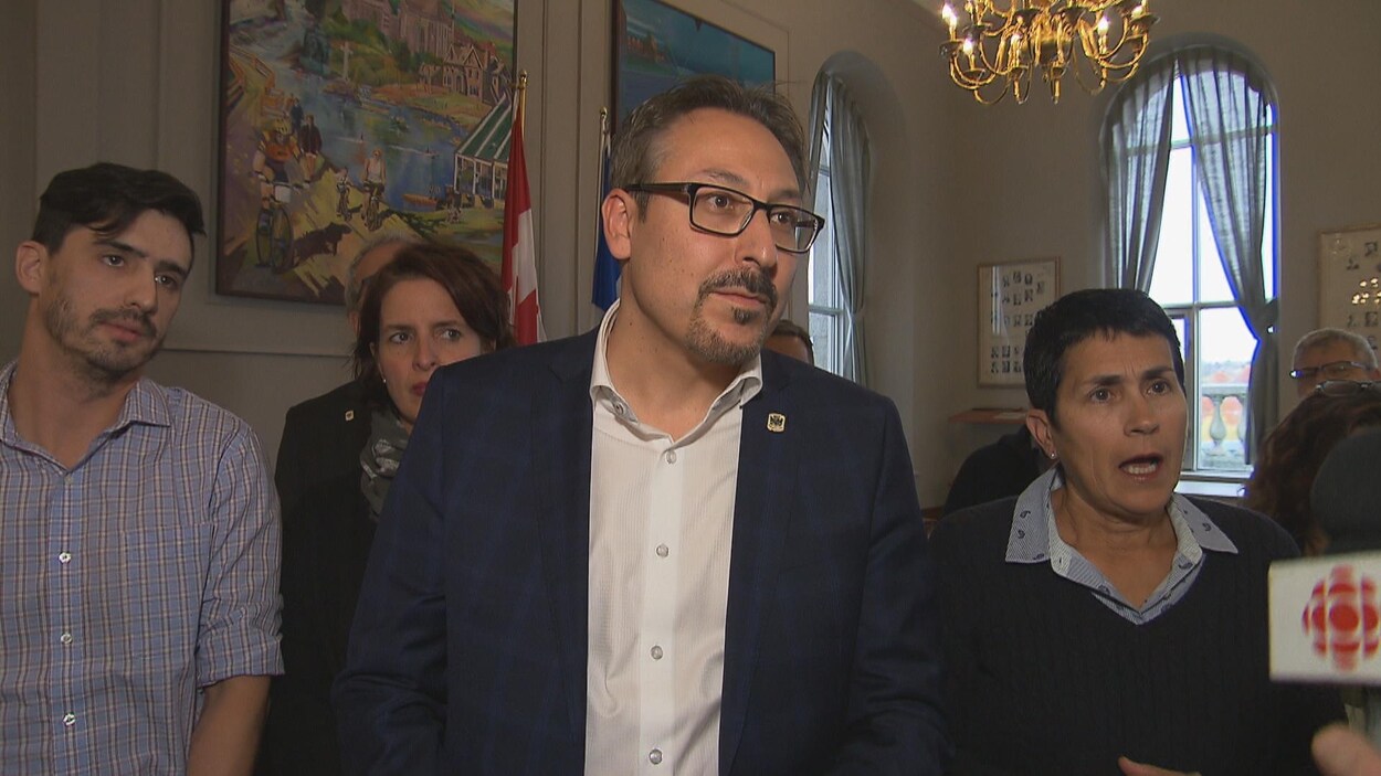 Le maire de Sherbrooke, Steve Lussier, entouré des conseillers municipaux, dont Vincent Boutin et Nicole Bergeron.