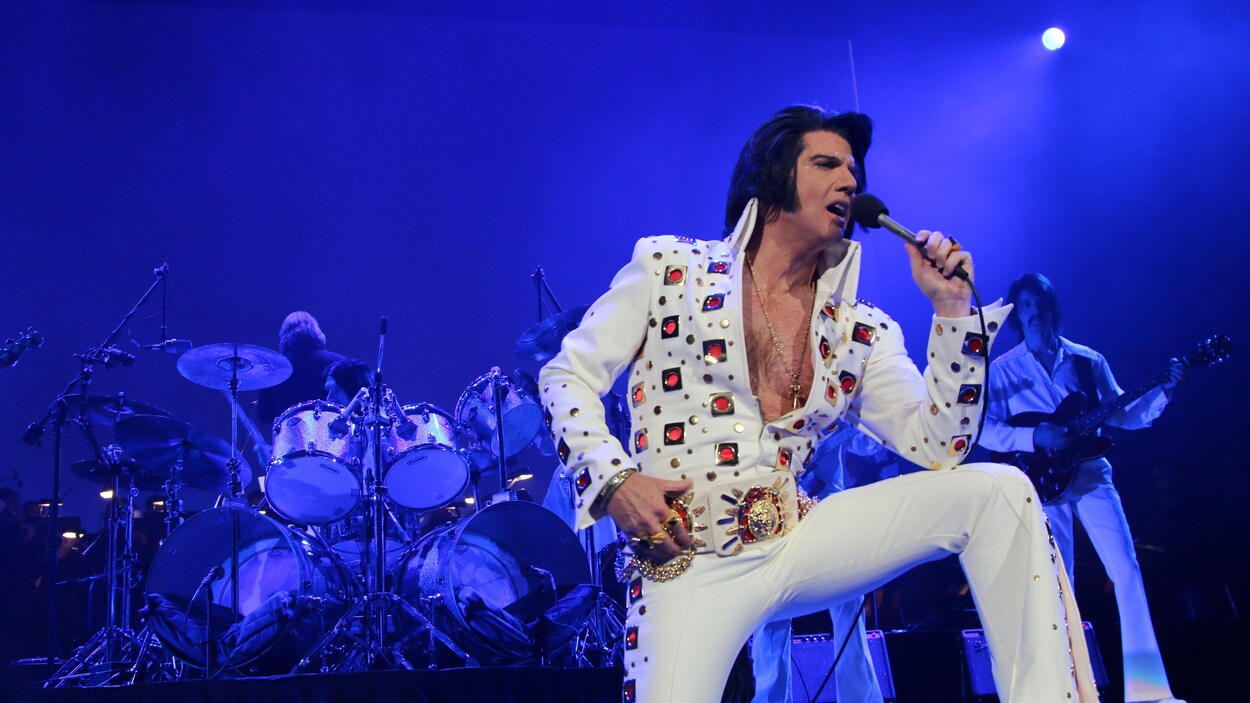 Martin Fontaine déguisé en Elvis Presley en train de chanter sur une scène.