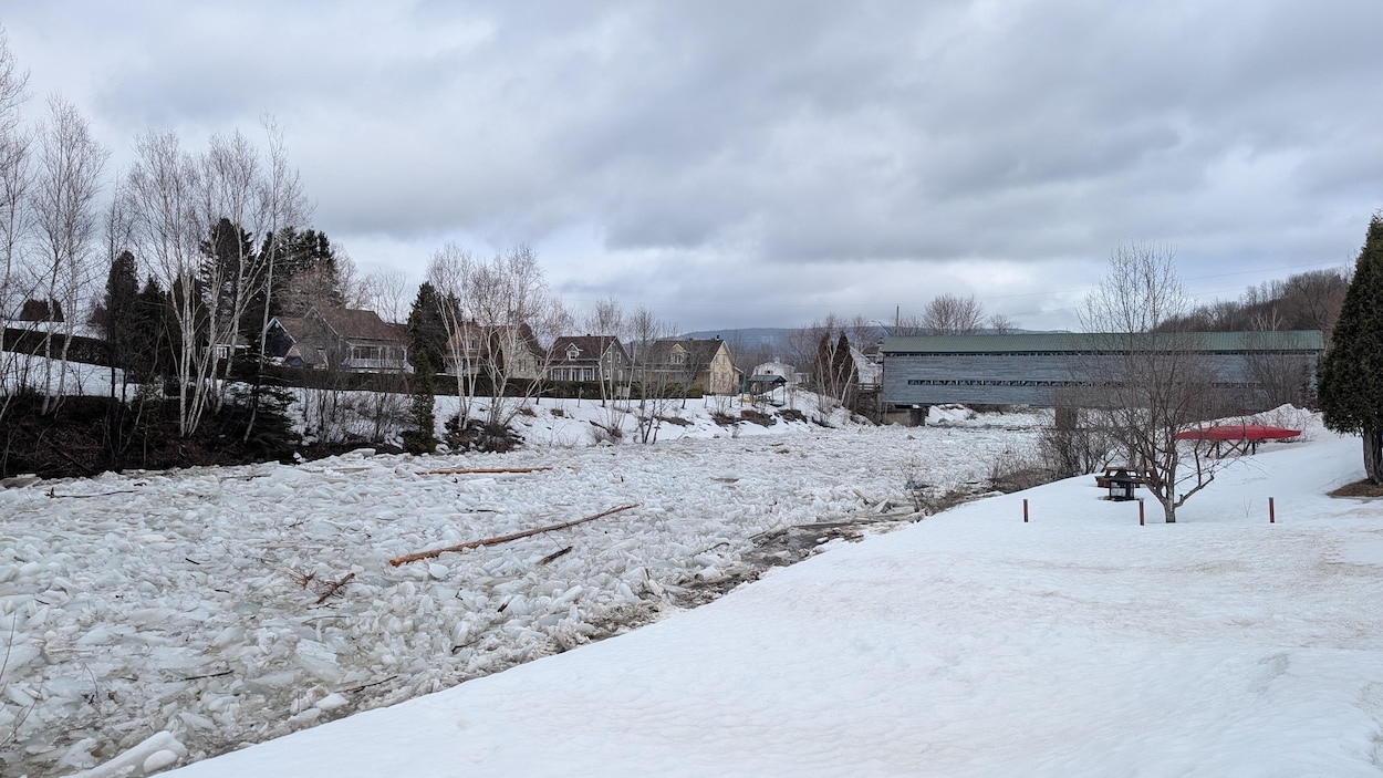 L'Anse-Saint-Jean surveille la glace sur sa rivière