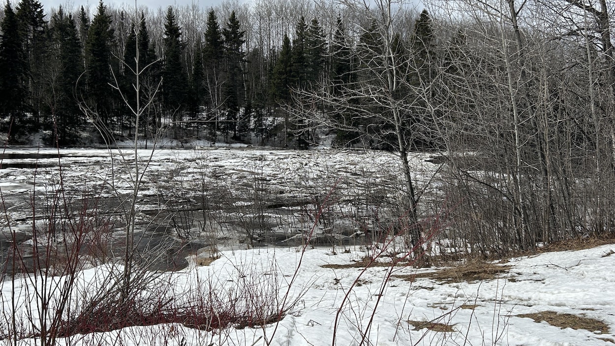 Un embâcle sur la rivière du Moulin à Laterrière