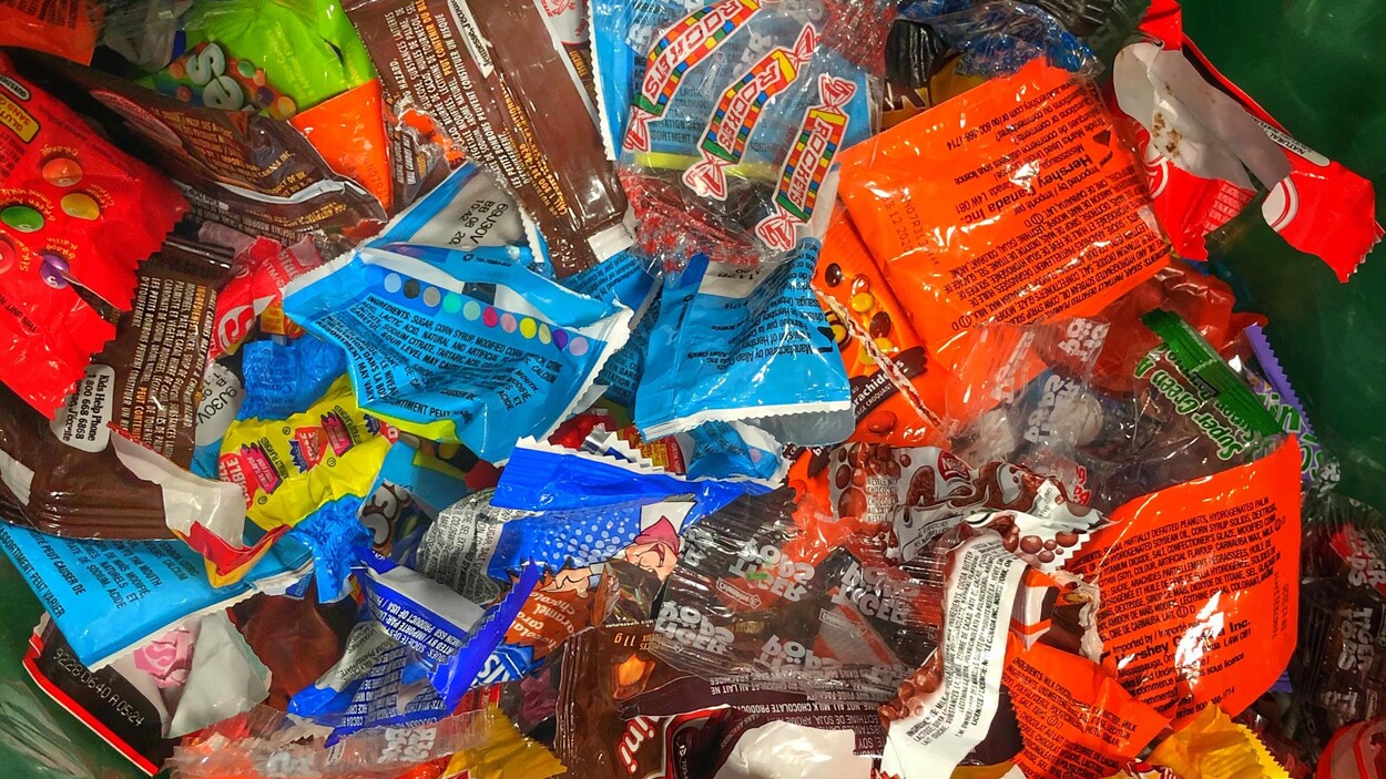 Des emballages de friandises variés.