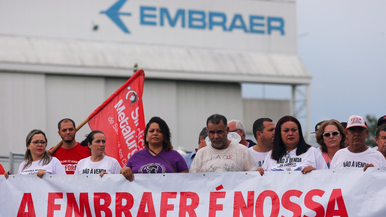 La bannière se lit : « Embraer est à nous, non pas pour être vendue à Boeing. »