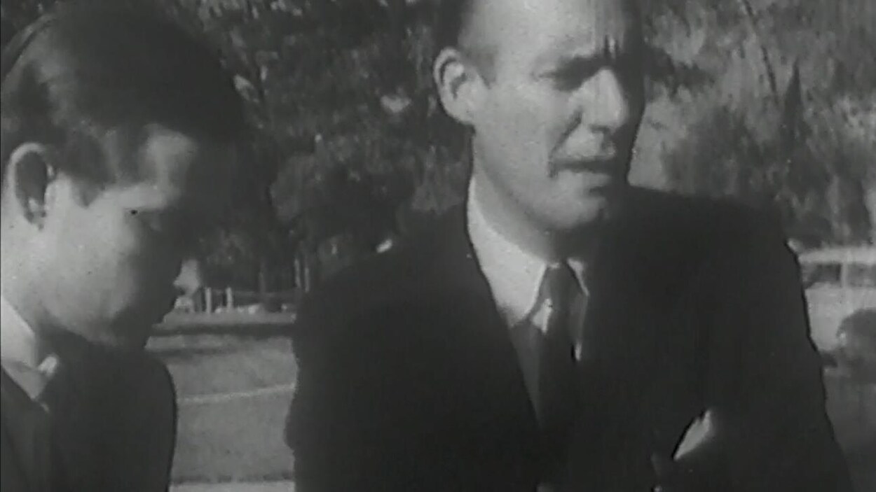 Lucien Côté, journaliste pour Radio-Canada, est sur le campus d’Ole Miss pour discuter avec un sous-secrétaire d'État à la justice et le fils d'un sénateur américain. Les deux hommes se tiennent devant des voitures, sous l'ombre des arbres. Ils pensent que c’est possible que la vie de James Meredith sera en danger une fois l’armée retirée du campus.