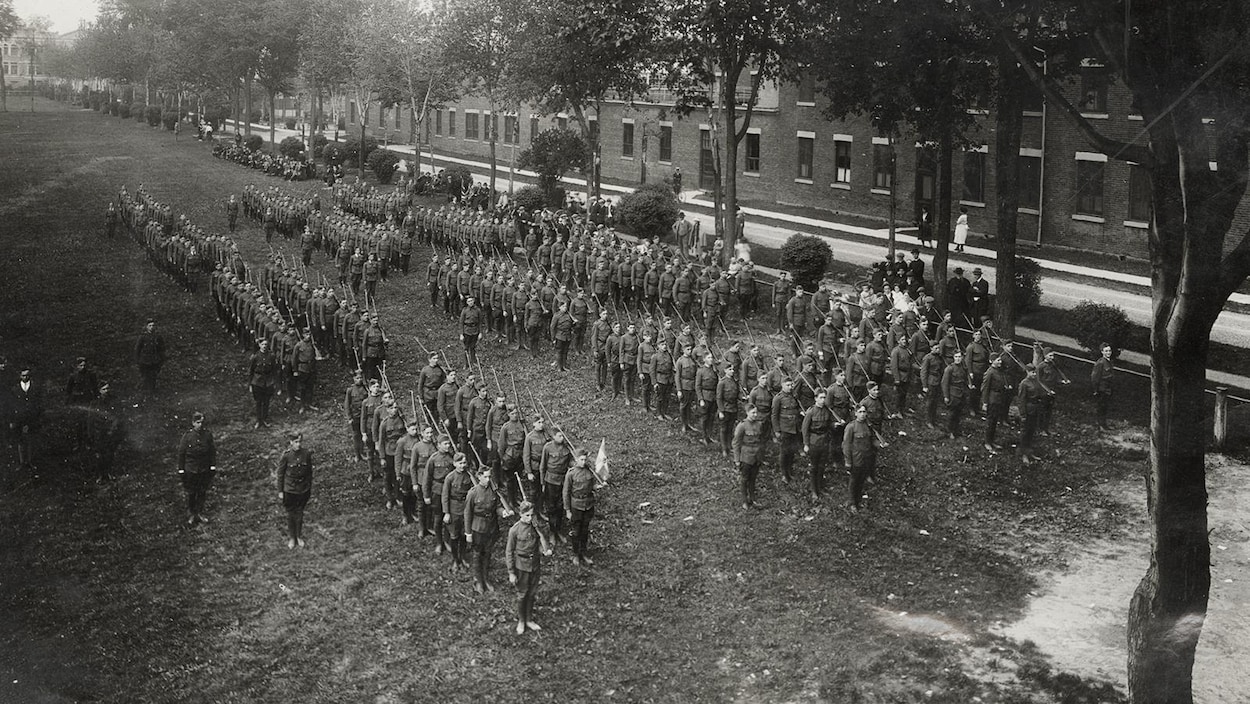 Rassemblement militaire au début du 20e siècle au Québec Rassemblement militaire au début du 20e siècle au Québec