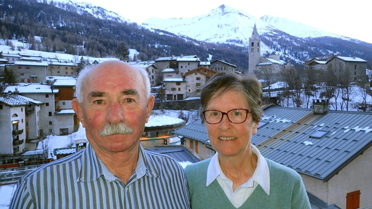 Michel et Martine Filliol avec en arrière-plan le village de Lanslevillard, devenu une importante station de ski de la Vallée de la Maurienne.
