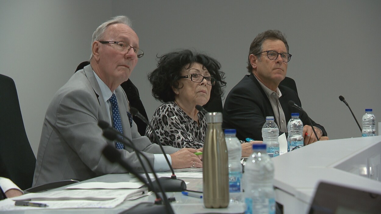 Le maire de L'Ancienne-Lorette, Émile Loranger, préside une séance du conseil municipal.