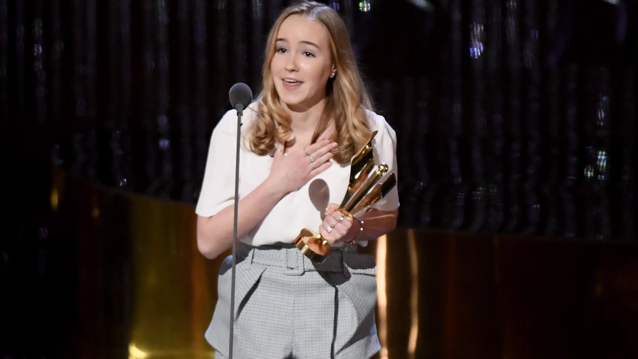 Émilie Bierre tient son trophée dans les mains.
