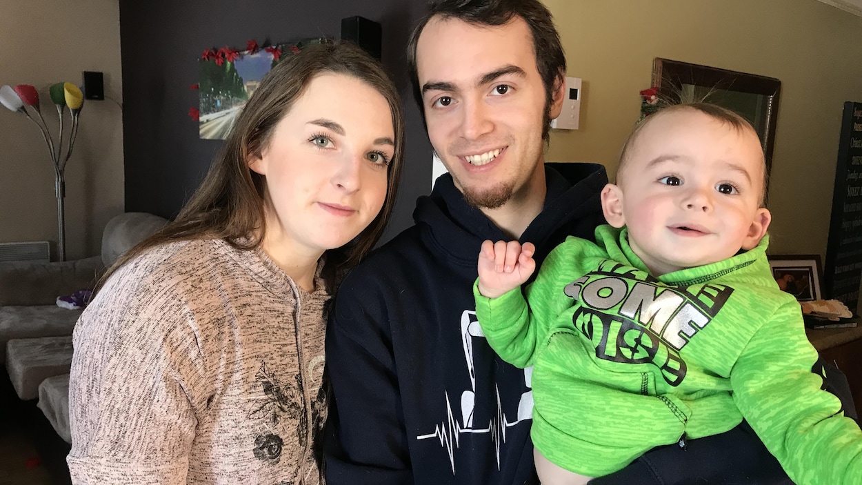une femme et un homme tenant un bébé