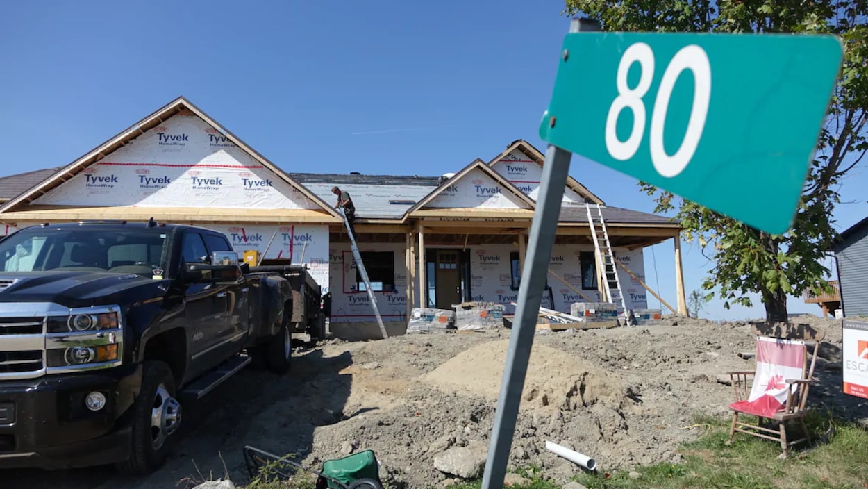 Une maison en construction en été.