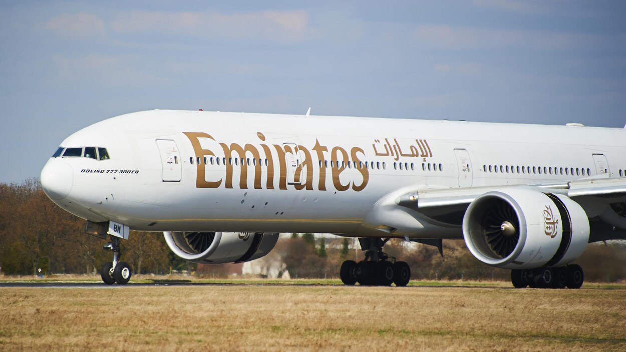 Un avion Boeing 777-300ER se préparant à décoller sur la piste d'un aéroport. Un avion Boeing 777-300ER se préparant à décoller sur la piste d'un aéroport.