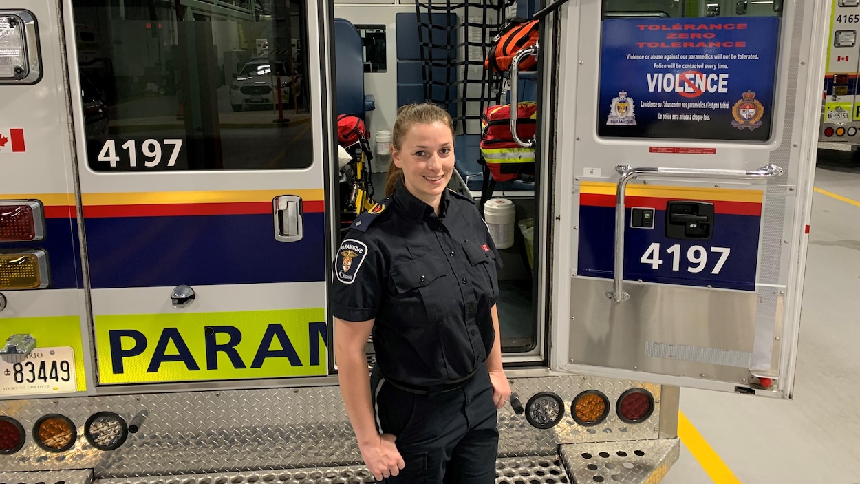 Emily Fullarton pose devant son camion d'ambulance