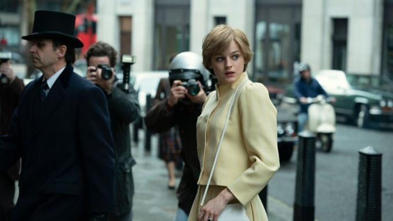 Une jeune femme blonde porte une veste jaune.