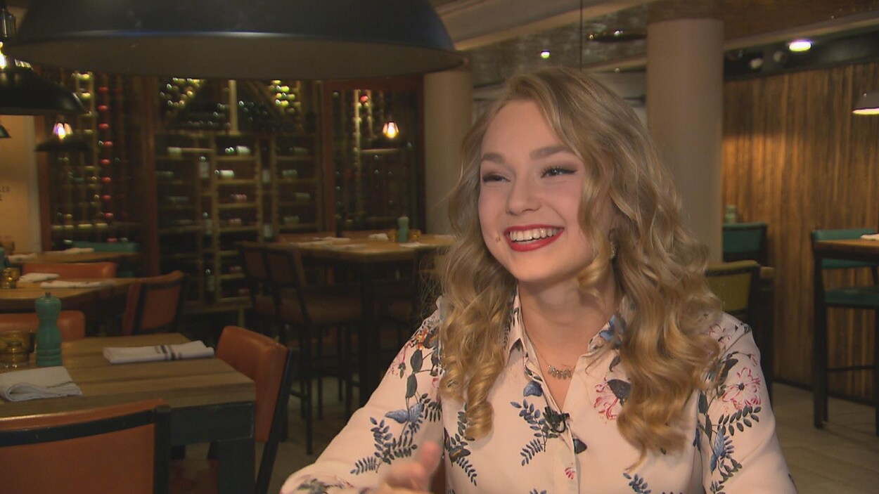 La chanteuse Emma Lépine est souriante.