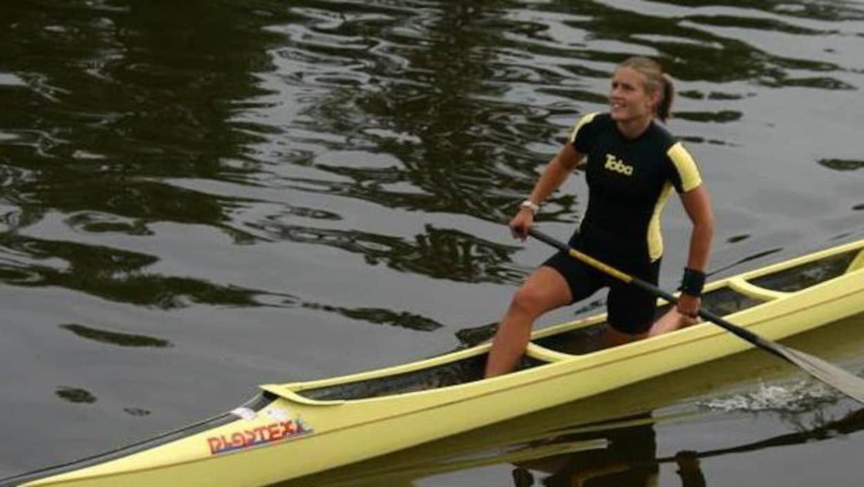 Emma Mitchell sur un kayak de course.