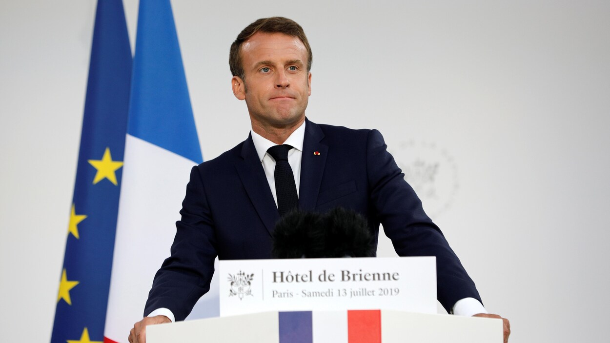 Emmanuel Macron donne un discours.