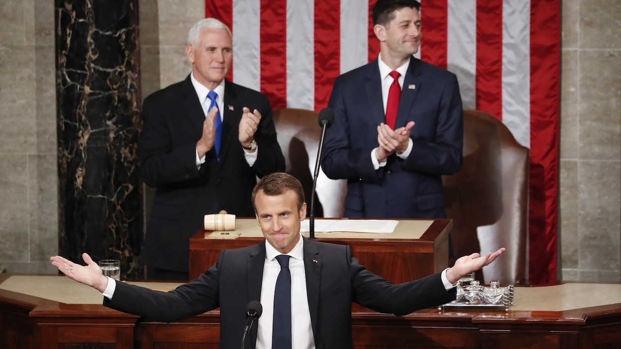 Emmanuel Macron sourit, les bras ouverts, devant les élus du Congrès. Emmanuel Macron sourit, les bras ouverts, devant les élus du Congrès.