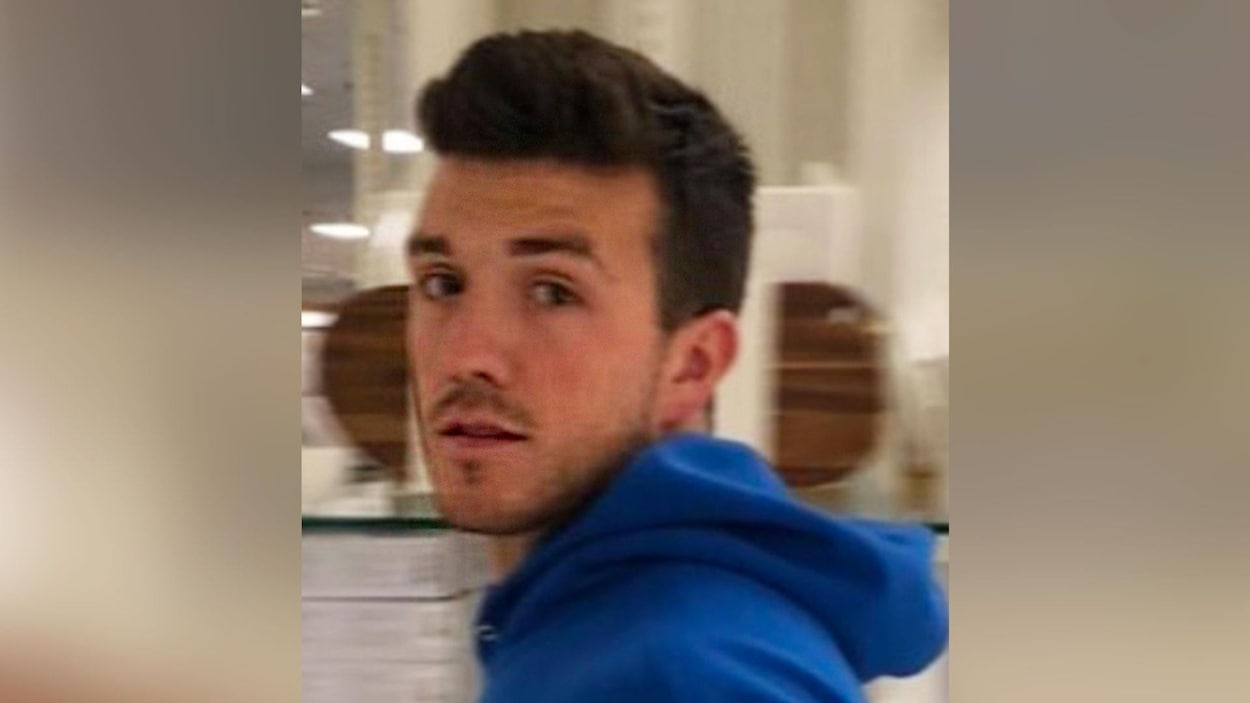 Photo d'Emmanuel Vincent-Chabot, 26 ans. L'homme porte un coton ouaté bleu royal. Il a les cheveux bruns et les yeux bruns.