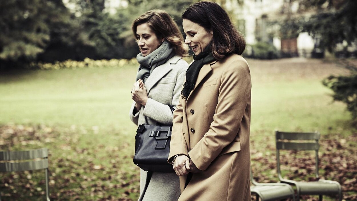 Emmanuelle Devos et Suzanne Clément marchent dans un parc côte à côte en souriant, dans une scène du film Numéro une . Emmanuelle Devos et Suzanne Clément marchent dans un parc côte à côte en souriant, dans une scène du film Numéro une .