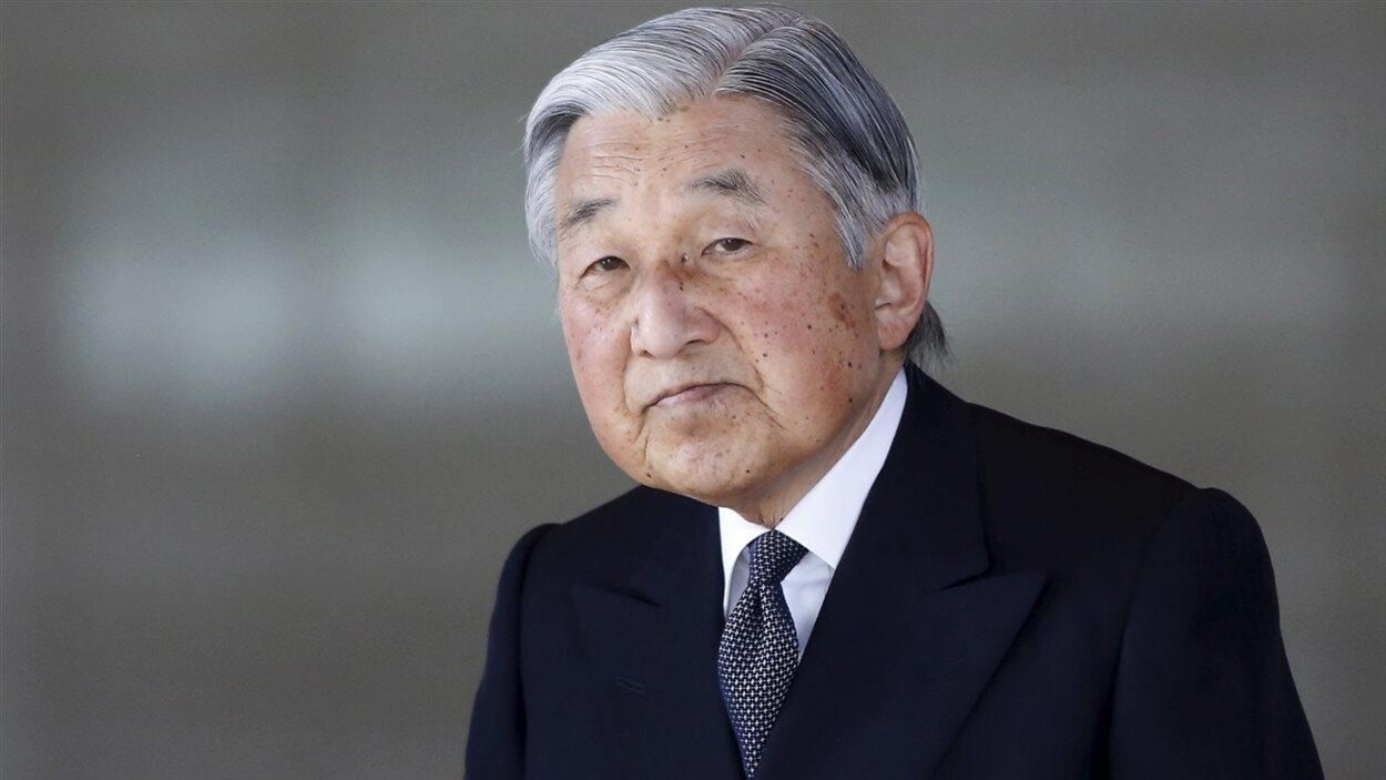 Un vieil homme asiatique aux cheveux gris et en complet, regarde la caméra. Un vieil homme asiatique aux cheveux gris et en complet, regarde la caméra.