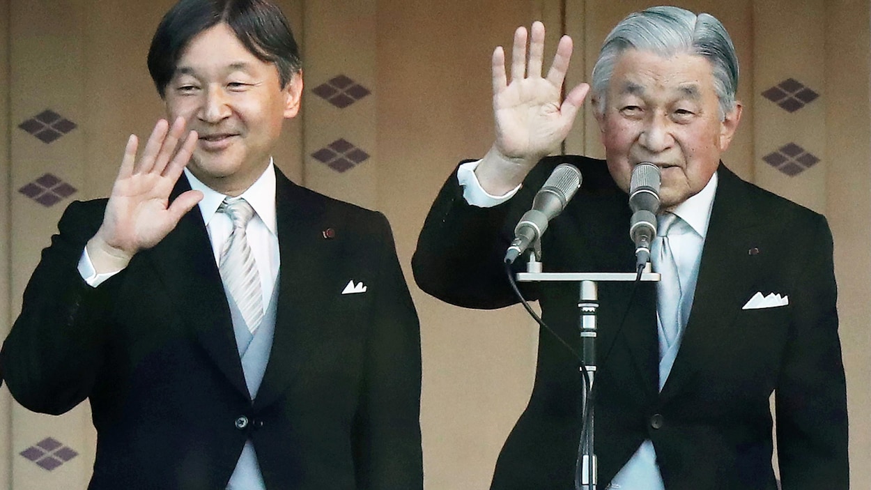 Le prince Naruhito et son père, l'empereur Akihito lors de la cérémonie du Nouvel An 2019.