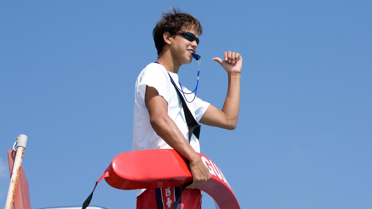 Un jeune sauveteur de piscine.