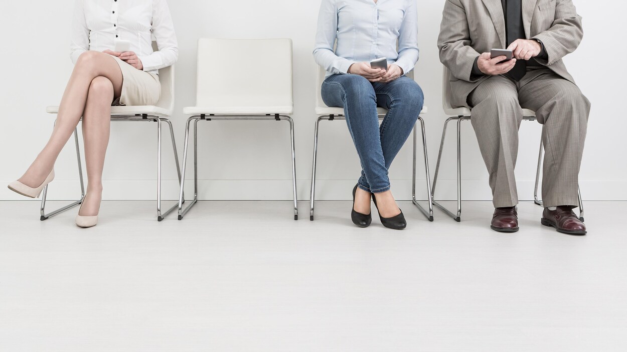 Trois personnes attendent pour une entrevue. Trois personnes attendent pour une entrevue.