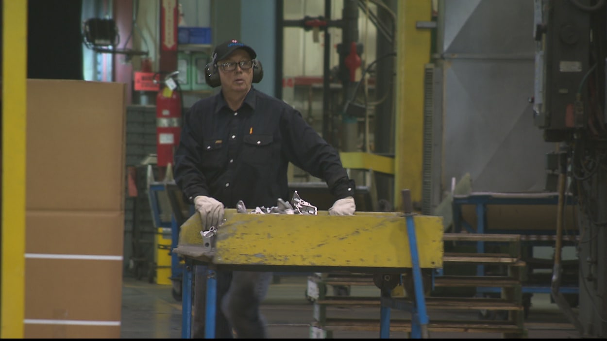 Un employé à l'usine de moulage de Saint-Cyprien Un employé à l'usine de moulage de Saint-Cyprien