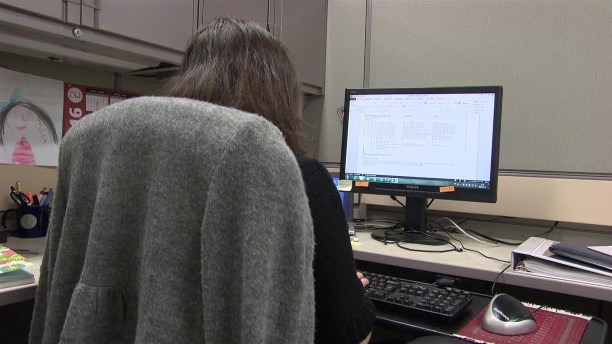 Une employée au Bureau de la traduction à son poste de travail Une employée au Bureau de la traduction à son poste de travail
