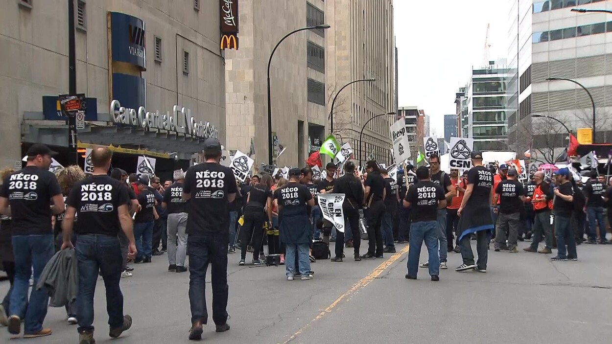 Manifestants vêtus de t-shirts sur lesquels est écrit Négo 2018 Manifestants vêtus de t-shirts sur lesquels est écrit Négo 2018