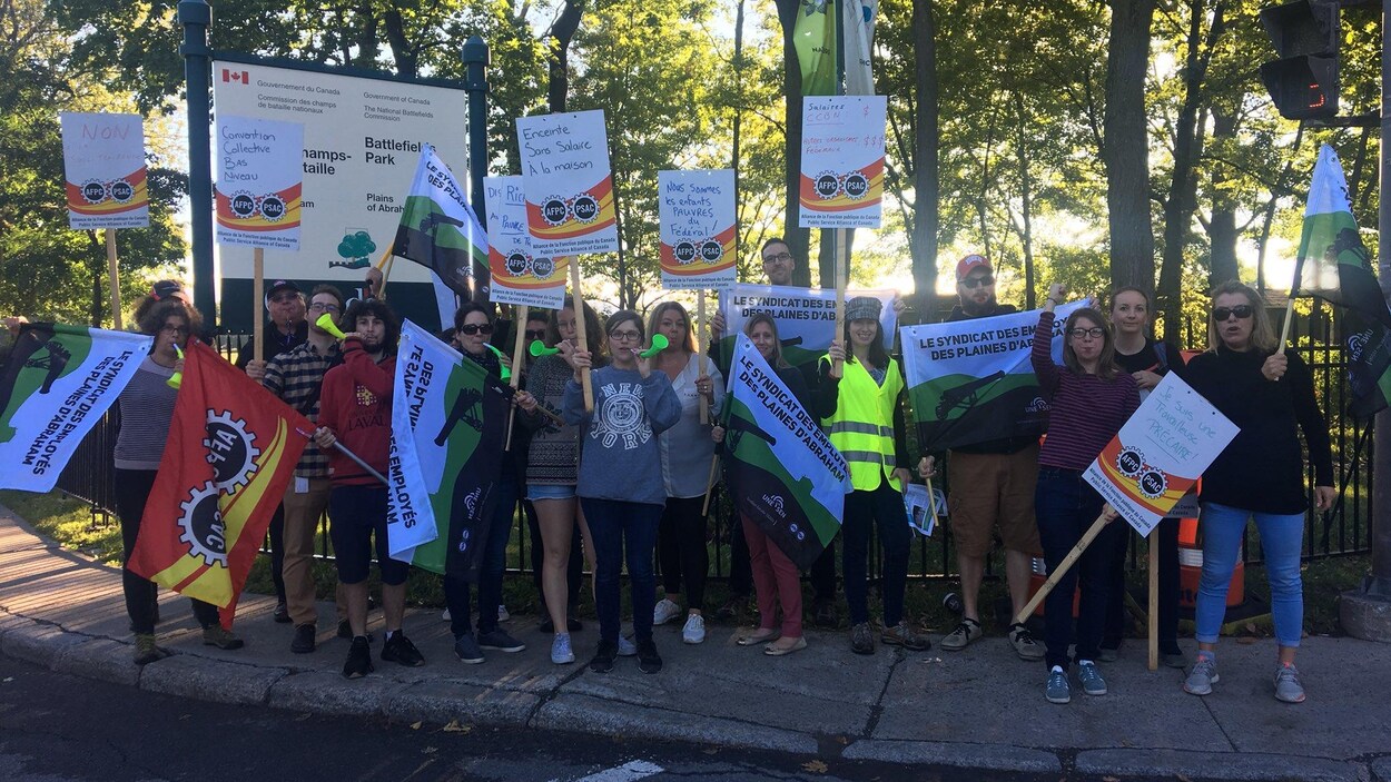 Une vingtaine d’employés de la Commission des Champs-de-Bataille manifestaient mercredi pour l’amélioration de leurs conditions de travail Une vingtaine d’employés de la Commission des Champs-de-Bataille manifestaient mercredi pour l’amélioration de leurs conditions de travail