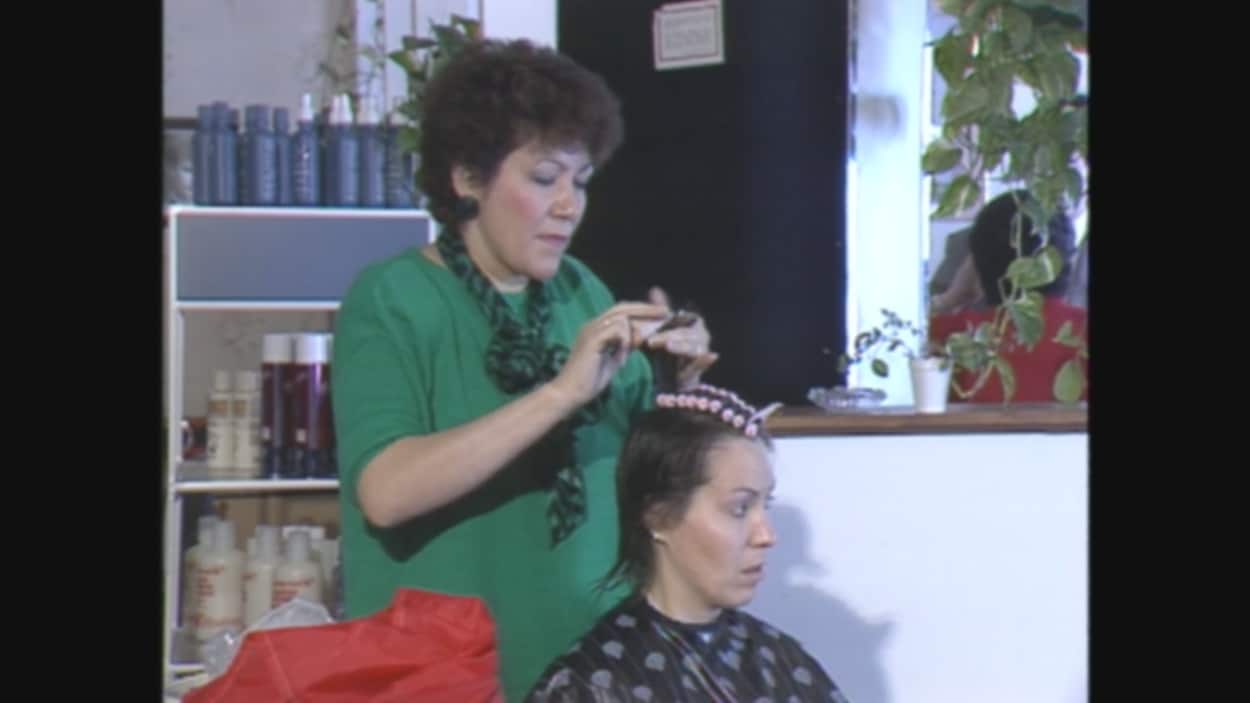 Jacinte Lambert qui coupe les cheveux d'une dame