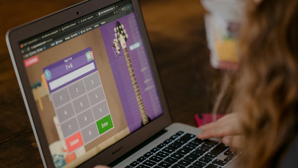 Une élève fait des exercices de mathématiques en ligne.