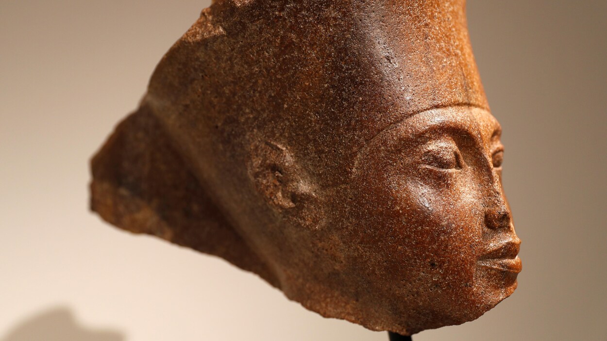 La tête de quartzite du dieu Amon associée au pharaon Toutankhamon avant la vente aux enchères chez Christie's à Londres.