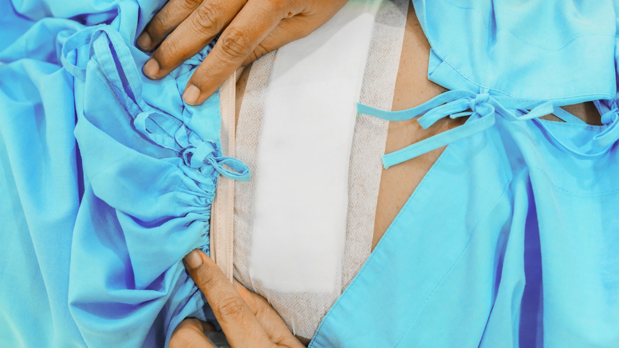 Une femme qui vient de subir une hystérectomie Une femme qui vient de subir une hystérectomie