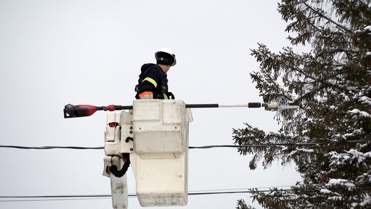 Des maires du nord-ouest attendent le remplacement d’une ligne électrique