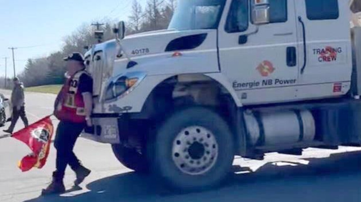 Un camion d’Énergie NB pousse un manifestant sur un piquet de grève à ...