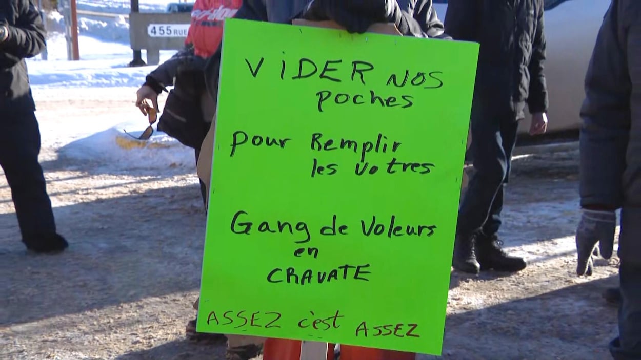 Des citoyens devant les bureaux d’Énergie NB pour dénoncer les hausses de tarifs