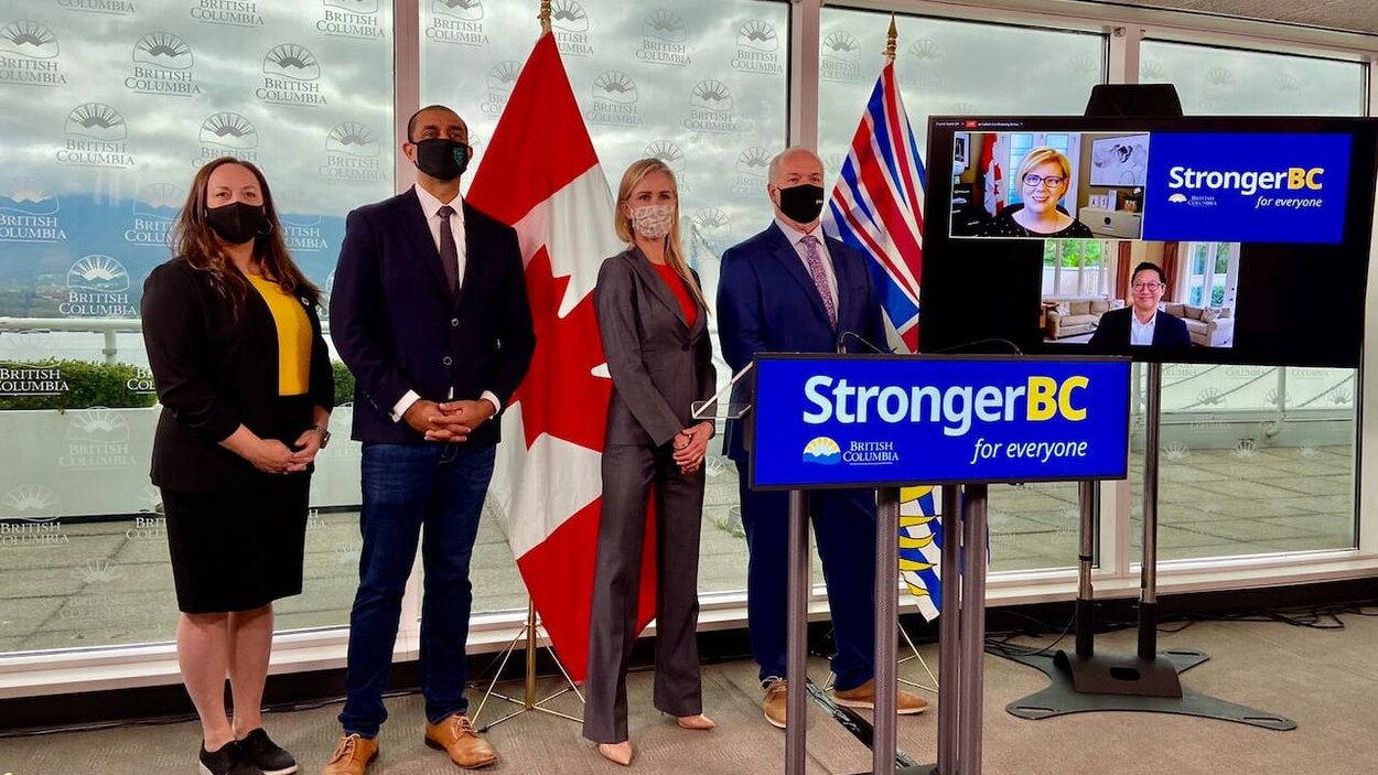 Plusieurs ministres, le premier ministre de la Colombie-Britannique et la présidente de la pétrolière Shell posent devant les caméras. 