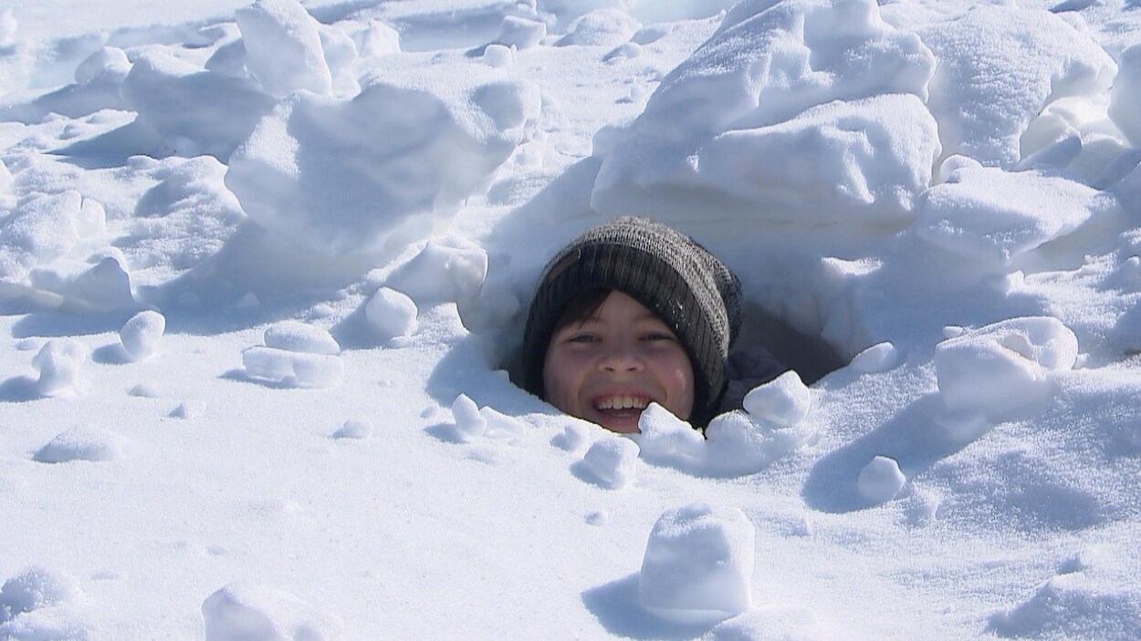 Un enfant joue dehors.