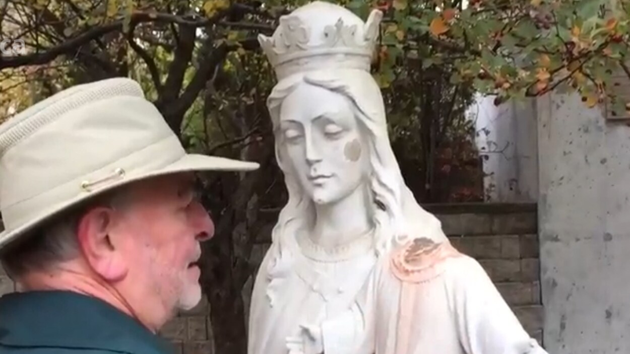La statue de Marie et de l'Enfant-Jésus a été victime des vandales à plusieurs reprises. La statue de Marie et de l'Enfant-Jésus a été victime des vandales à plusieurs reprises.