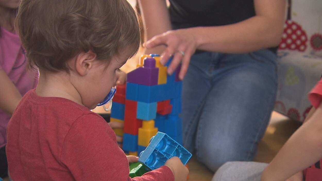 Un enfant joue avec des blocs de plastique